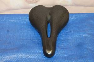 lot 146 image: SPORT SADDLE COMFORTABLE MENS BIKE SEAT 533019