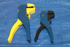 lot 158 image: TOTAL OF 2 AUTOMATIC WIRE STRIPPER WITH CABLE CUTTERS  SEE PICS