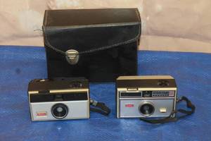 lot 173 image: TOTAL OF 2 VINTAGE KODAK INSTAMATIC CAMERAS WITH A BLACK LEATHER CARRY CASE , 104 &amp 124&nbsp