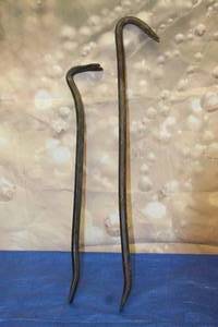 lot 200 image: TOTAL OF 2 CROWBARS PRYBARS , 24 &amp 29&nbsp
