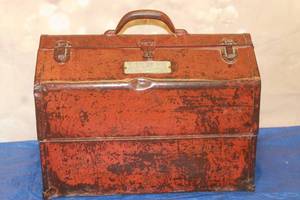 lot 202 image: VINTAGE DUPLEX CANTILEVER RED METAL TOOL BOX , 18 X 13H&nbsp