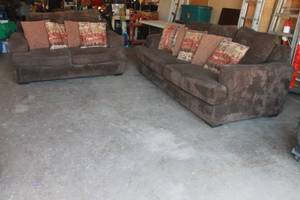 lot 227 image: BROWN SOFA &amp LOVESEAT WITH BROWN AND BURNT ORANGE THROW PILLOWS&nbsp