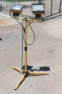 lot 226 image: DUAL- HEAD TRIPOD PORTABLE WORKLIGHT&nbsp