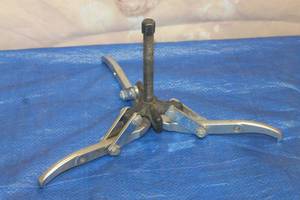 lot 241 image: OEM TOOLS 25919 GEAR PULLER&nbsp