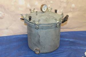 lot 250 image: VINTAGE EAUCLAIRE WIS 12 NATIONAL PRESSURE COOKER&nbsp