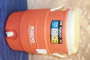 lot 257 image: ORANGE IGLOO 5 -GALLON HEAVY DUTY DRINKING WATER COOLER WITH SEAT LID&nbsp