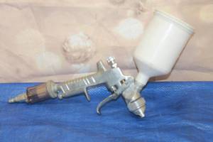 lot 280 image: PNEUMATIC PROFESSIONAL AIR SPAY GUN WITH 20 OZ CANISTER, TFS585