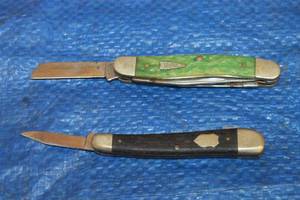 lot 319 image: TOTAL OF 2 VINTAGE POCKET KNIVES , VINTAGE SHRADE &amp VINTAGE CASE XX SEAHORSE WHITTLER 3-BLADE KNIFE&nbsp