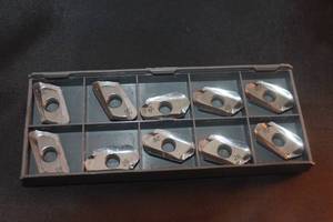 lot 6 image: ISCAR APCR 220664-HM&nbsp IC28&nbsp CARBIDE MILLING&nbsp INSERTS IN CASE , ( 10 PC)&nbsp