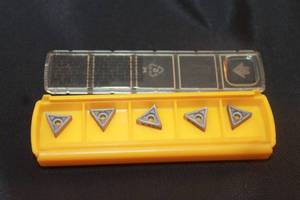 lot 18 image: KENNAMETAL T221P CARBIDE MILLING ( 5PC ) INSERTS IN CASE ,K420