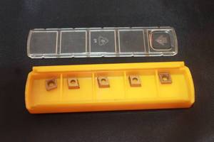 lot 19 image: KENNAMETAL CPMT2151LF CARBIDE MILLING (5PC) INSERTS IN CASE , KC9225&nbsp