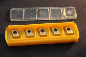 lot 49 image: KENNAMETAL KC725M CARBIDE MILLING&nbsp (5PC)INSERTS IN STORAGE CASE&nbsp