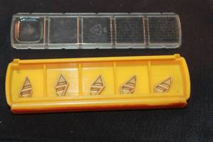 lot 50 image: KENNAMETAL KC810&nbsp CARBIDE MILLING&nbsp (5PC)&nbsp INSERTS IN STORAGE CASE&nbsp