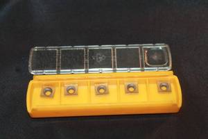 lot 52 image: KENNAMETAL KC725M CARBIDE MILLING (5PC) INSERTS IN STORAGE CASE&nbsp