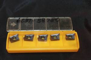 lot 53 image: KENNAMETAL KC525M CARBIDE MILLING (5PC) INSERTS IN STORAGE CASE&nbsp