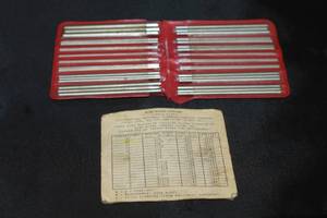 lot 82 image: PEE DEE&nbsp 48 PC THREAD MEASURING WIRES WITH ACME SCREW THREADS CHART IN ORIGINAL STORAGE CASE&nbsp