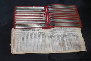 lot 83 image: PEE DEE 47PC THREAD MEASURING WIRES WITH CONVERSION THREAD CHART IN STORAGE CASE&nbsp