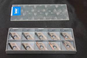 lot 95 image: ISCAR HM90 APCR 220623R-P&nbsp (10PC)&nbsp CARBIDE MILLING INSERTS , IC28 IN CASE&nbsp