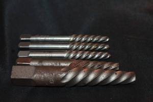 lot 148 image: TOTAL OF 5&nbsp ASSORTED SIZE  BRAND&nbsp SPIRAL FLUTE&nbsp SCREW EXTRACTORS  SEE PICS&nbsp