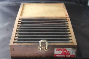 lot 173 image: TOTAL OF 20PC PRECISION TOOL STEEL PARRALLEL BARS IN WOOD CASE&nbsp