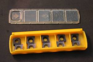 lot 181 image: KENNAMETAL KC935M CARBIDE MILLING 10PC&nbsp INSERTS IN CASE&nbsp
