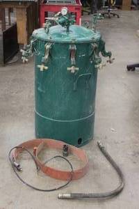 lot 84 image: BINKS INDUSTRAL PAINT LIDDED PRESSURE POT WITH HEATING PAD &amp HOSE&nbsp