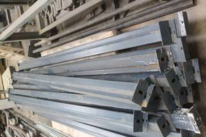 lot 98 image: TOTAL OF 8 STEEL PALLET RACKING BEAMS , 9FT&nbsp