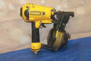 lot 4 image: DEWALT D51321 HEAVY DUTY COIL ROOFING NAILER&nbsp