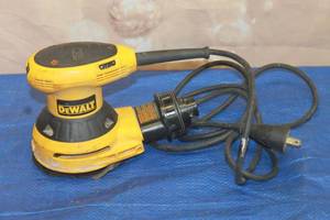 lot 12 image: DEWALT D26453 VARIABLE SPEED RANDOM ORBITAL SANDER&nbsp