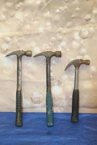 lot 40 image: TOTAL OF 3 ASSORTED BRAND CLAW HAMMERS&nbsp
