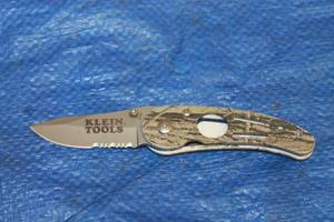 lot 67 image: KLEIN TOOLS 44502 CAMO FOLDING POCKET KNIFE&nbsp