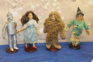 lot 98 image: TOTAL OF 4 RARE VINTAGE&nbsp PRESENTS 1939 LOEWS&nbsp REN , 1968 MGM COLLECTION OF WIZARD OF OZ DOLLS ON WOOD STANDS&nbsp 15- 16&nbsp