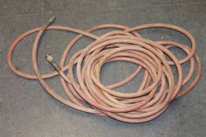 lot 122 image: PNEUMATIC AIR HOSE ABOUT 50FT LONG&nbsp