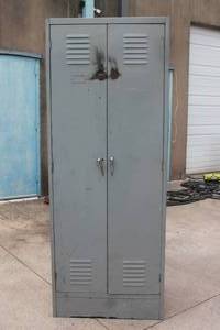 lot 145 image: 2 DOOR METAL LOCKER 6FT TALL