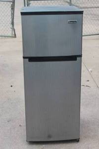 lot 152 image: MAGIC CHEF HMDR450SE DORM FRIDGE&nbsp