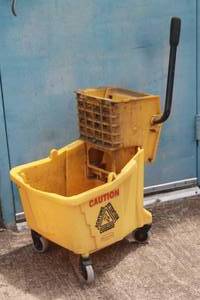lot 156 image: RUBBERMAID COMMERCIAL MOP BUCKET
