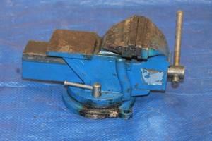 lot 179 image: SWIVEL TABLE MOUNT VISE&nbsp