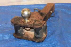 lot 186 image: HEAVY DUTY TRAILER HITCH MOUNT AND 2 BALL 3500LB CAP