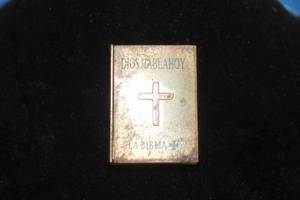 lot 246 image: VINTAGE BRASS BIBLE DIOS HABLA HOY LA BIBLIA&nbsp LIGHTER KEYCHAIN&nbsp