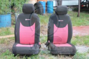 lot 65 image: SET OF JEEP HIGH-BACK FRONT BUCKET&nbsp SEATS&nbsp WITH&nbsp BARTACT PINK BLACK SEAT COVERS  CAN BE USED IN # 61&nbsp