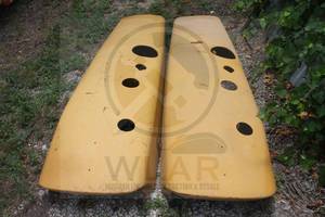 lot 90 image: TOTAL OF 2&nbsp JOHN DEERE LATE MODEL&nbsp HOODS&nbsp  CAN BE REPAINTED TO LIKING&nbsp