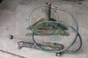 lot 49 image: VINTAGE&nbsp HYDRAULIC MANUAL HAND PUMP&nbsp WITH HOSE &amp&nbsp HYDRAULIC PIPE BENDER  SEE PICS&nbsp&nbsp
