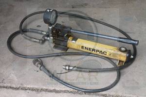 lot 50 image: ENERPAC&nbsp P-391 HYDRAULIC MANUAL&nbsp HAND PUMP WITH DUAL HOSES&nbsp