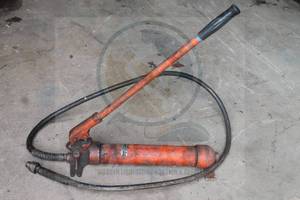 lot 51 image: PEARCE EQUIPMENT CO HYDRAULIC HAND PUMP WITH HOSE&nbsp
