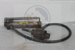 lot 55 image: GREENLEE 767 HYDRAULIC HAND PUMP WITH RAM HYDRAULIC KNOCKOUT DRIVER&nbsp
