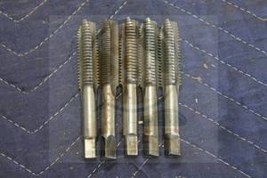 lot 160 image: TOTAL OF 5 UNC CUTTING THREADED 3 112L HSS TAPS&nbsp
