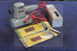 lot 182 image: COMMERCIAL DUTY DUAL ACTION FINISHING SANDER WITH SANDING SHEETS