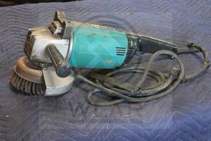 lot 183 image: LARGE HEAVY DUTY MAKITA 180MM DISC GRINDER MODEL 9607BL