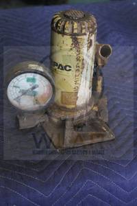 lot 210 image: ENERPAC HYDRAULIC CYLINDER JACK WITH GF-812 PRESSURE GAUGE