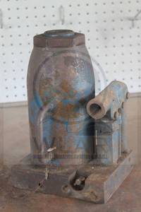 lot 212 image: VINTAGE HEIN-WERNER BOTTLE HYDRAULIC JACK MODEL WH892